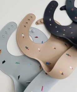 Mushie Siliconen Baby Slabbetje Met Opvangbakje | Retro Cars | BPA Ftalaatvrij| Afwasbaar 39 Mushie Siliconen Baby Slabbetje Met Opvangbakje | Retro Cars | BPA Ftalaatvrij| Afwasbaar -BIBS Shop 1011x1200