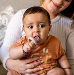 Tommee Tippee Borstachtige Fopspeen - Op Huid Lijkende Textuur - Symmetrisch Orthodontisch Ontwerp - BPA-vrij - 0-6 Maanden - Verpakt Per 4 Fopspenen 13 Tommee Tippee Borstachtige Fopspeen - Op Huid Lijkende Textuur - Symmetrisch Orthodontisch Ontwerp - BPA-vrij - 0-6 Maanden - Verpakt Per 4 Fopspenen -BIBS Shop 1197x1200 7