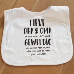 Merkloos Baby Slabbetje Cadeau Tekst Opa En Oma Zwangerschap Bekendmaking Aankondiging Voor De Liefste Aanstaande Geboorte Cadeau Gaat Worden Jullie Worden Zwangerschapsaankondiging Hoera Bekendmaken