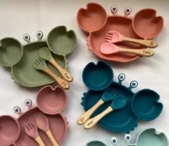 Baby Bord - Set - Van Les Petits Citrons Kinderbord Set -van Siliconen Met Zuignap Roze/ Luxe - Krab Vorm - Baby - Met Zuignap - Kinderservies - Babybord - Kinder Eetset - Kinderbord 7 Baby Bord - Set - Van Les Petits Citrons Kinderbord Set -van Siliconen Met Zuignap Roze/ Luxe - Krab Vorm - Baby - Met Zuignap - Kinderservies - Babybord - Kinder Eetset - Kinderbord -BIBS Shop 1200x1038