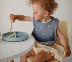 Mushie - Siliconen Vakjesbord Met Zuignap - Borden & Kommen - Powder Blue 7 Mushie - Siliconen Vakjesbord Met Zuignap - Borden & Kommen - Powder Blue -BIBS Shop 1200x1040 2