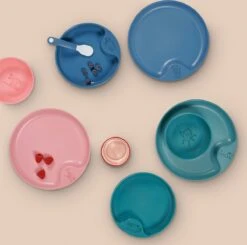 Mepal Mio – Kinderbord – Mag In De Magnetron – Deep Blue – Licht In Gewicht – Handige Inkeping - Kan Tegen Een Stootje -BIBS Shop 1200x1192 7