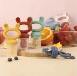 Haakaa Fruitspeen & Bijtring | Donker Blauw - Fresh Food Teether 2 In 1 | Eerste Hapjes | Vanaf 4 Maanden 18 Haakaa Fruitspeen & Bijtring | Donker Blauw - Fresh Food Teether 2 In 1 | Eerste Hapjes | Vanaf 4 Maanden -BIBS Shop 1200x1195 5