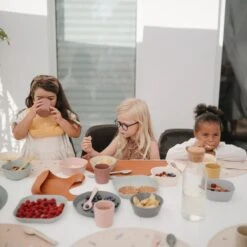 MUSHIE Siliconen Baby Slabbetje Met Opvangbakje | Powder Blue | BPA Ftalaatvrij| Afwasbaar | BIBS | 31 MUSHIE Siliconen Baby Slabbetje Met Opvangbakje | Powder Blue | BPA Ftalaatvrij| Afwasbaar | BIBS | -BIBS Shop 1200x1200 115