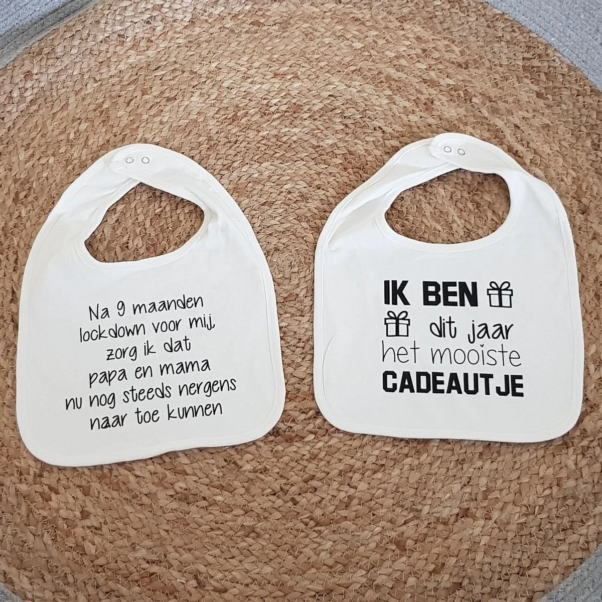 Merkloos Babyslabbetje Baby Slab Met Tekst Corona Lockdown - Bekendmaking Zwangerschap Cadeau Set Aankondiging Geboorte Zwangerschapsaankondiging Papa Mama Opa En Oma Oom Tante Bekend Maken Geslacht Voor Jongen Of Meisje Bekendmaken 3 Merkloos Babyslabbetje Baby Slab Met Tekst Corona Lockdown - Bekendmaking Zwangerschap Cadeau Set Aankondiging Geboorte Zwangerschapsaankondiging Papa Mama Opa En Oma Oom Tante Bekend Maken Geslacht Voor Jongen Of Meisje Bekendmaken