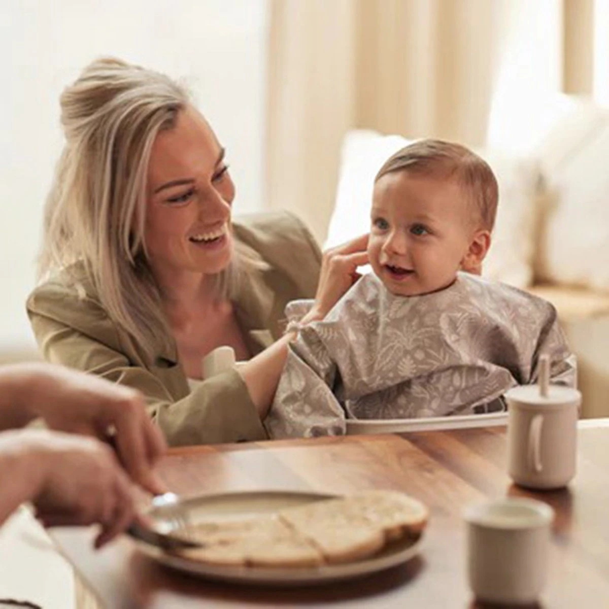 Jollein Slab Waterproof Met Mouw Botanical - Nougat 4 Jollein Slab Waterproof Met Mouw Botanical - Nougat - Afbeelding 2