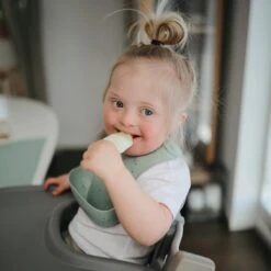 Mushie Siliconen Baby Slabbetje Met Opvangbakje | Shifting Sand | BPA Ftalaatvrij| Afwasbaar -BIBS Shop 1200x1200 177