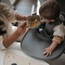 Mushie | Siliconen Slab Met Opvangbakje | Rainbow | Regenboog | Baby | Eten & Drinken 38 Mushie | Siliconen Slab Met Opvangbakje | Rainbow | Regenboog | Baby | Eten & Drinken -BIBS Shop 1200x1200 210