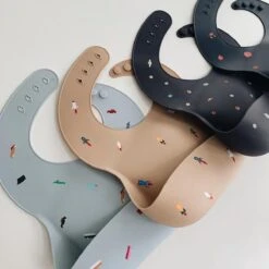 Mushie Siliconen Baby Slabbetje Met Opvangbakje | Retro Cars | BPA Ftalaatvrij| Afwasbaar 24 Mushie Siliconen Baby Slabbetje Met Opvangbakje | Retro Cars | BPA Ftalaatvrij| Afwasbaar -BIBS Shop 1200x1200 212