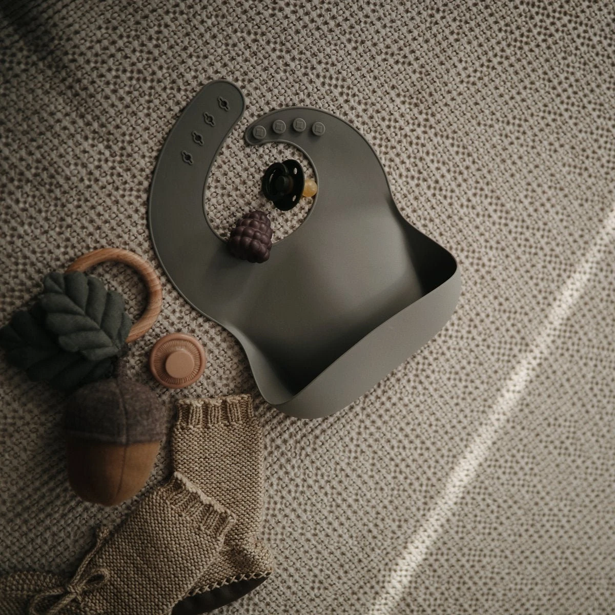 Mushie Siliconen Baby Slabbetje Met Opvangbakje | Retro Cars | BPA Ftalaatvrij| Afwasbaar 9 Mushie Siliconen Baby Slabbetje Met Opvangbakje | Retro Cars | BPA Ftalaatvrij| Afwasbaar - Afbeelding 7