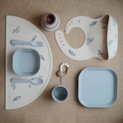 Mushie Siliconen Baby Slabbetje Met Opvangbakje |Cambridge Blue | BPA Ftalaatvrij| Afwasbaar 40 Mushie Siliconen Baby Slabbetje Met Opvangbakje |Cambridge Blue | BPA Ftalaatvrij| Afwasbaar -BIBS Shop 1200x1200 280