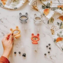 Haakaa Fruitspeen & Bijtring | Donker Blauw - Fresh Food Teether 2 In 1 | Eerste Hapjes | Vanaf 4 Maanden 12 Haakaa Fruitspeen & Bijtring | Donker Blauw - Fresh Food Teether 2 In 1 | Eerste Hapjes | Vanaf 4 Maanden -BIBS Shop 1200x1200 288