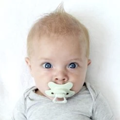 Difrax Fopspeen 6+ Maanden Dental - Lichtgroen/Lichtgrijs/Lichtroze/Okergeel - Orthodontische Speen - 4 Stuks 18 Difrax Fopspeen 6+ Maanden Dental - Lichtgroen/Lichtgrijs/Lichtroze/Okergeel - Orthodontische Speen - 4 Stuks -BIBS Shop 1200x1200 295