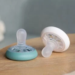Tommee Tippee Borstachtige Fopspeen - Op Huid Lijkende Textuur - Symmetrisch Orthodontisch Ontwerp - BPA-vrij - 0-6 Maanden - Verpakt Per 4 Fopspenen 12 Tommee Tippee Borstachtige Fopspeen - Op Huid Lijkende Textuur - Symmetrisch Orthodontisch Ontwerp - BPA-vrij - 0-6 Maanden - Verpakt Per 4 Fopspenen -BIBS Shop 1200x1200 299