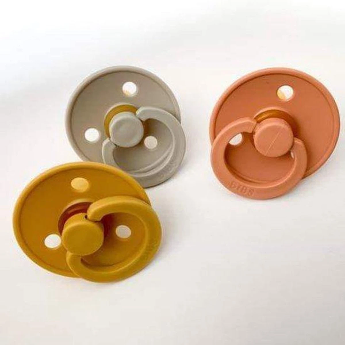 Bibs Fopspenen Set 3 Stuks 6-18 Maanden (Mustard Oker Geel, Sand, Peach) Maat 2 Tut 4 Bibs Fopspenen Set 3 Stuks 6-18 Maanden (Mustard Oker Geel, Sand, Peach) Maat 2 Tut - Afbeelding 2