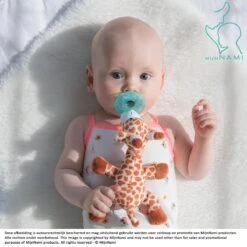 MijnNami Speenknuffel Giraffe - Zonder Speen - Speentjes Afneembaar - Eco-vriendelijk - BPA Vrij - Speen Knuffel -BIBS Shop 1200x1200 347