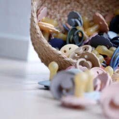 Frigg Speen - Maat 2 - 6 Tot 18 Maanden - Night - Latex - Natuurrubber - Glow In The Dark - Daisy - Fopspeen | Croissant 9 Frigg Speen - Maat 2 - 6 Tot 18 Maanden - Night - Latex - Natuurrubber - Glow In The Dark - Daisy - Fopspeen | Croissant -BIBS Shop 1200x1200 384