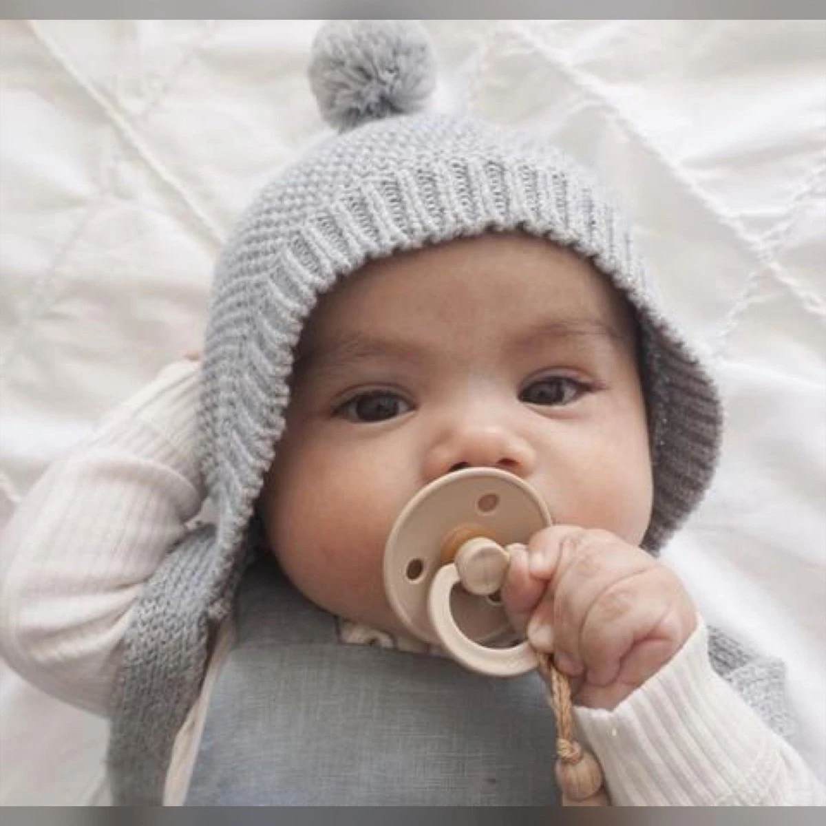 Bibs Fopspenen 4 Pack | Oker, Hunter Green, Ivory En Dark Oak. Maat 2 | 6 Tot 18 Maanden | Spenen Tutjes 5 Bibs Fopspenen 4 Pack | Oker, Hunter Green, Ivory En Dark Oak. Maat 2 | 6 Tot 18 Maanden | Spenen Tutjes - Afbeelding 3