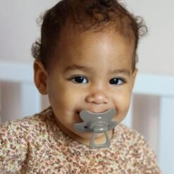 Difrax Fopspeen 18+ Maanden Dental - Donkerblauw/Grijs/Roodbruin/Geel - Orthodontische Speen - 4 Stuks 17 Difrax Fopspeen 18+ Maanden Dental - Donkerblauw/Grijs/Roodbruin/Geel - Orthodontische Speen - 4 Stuks -BIBS Shop 1200x1200 458