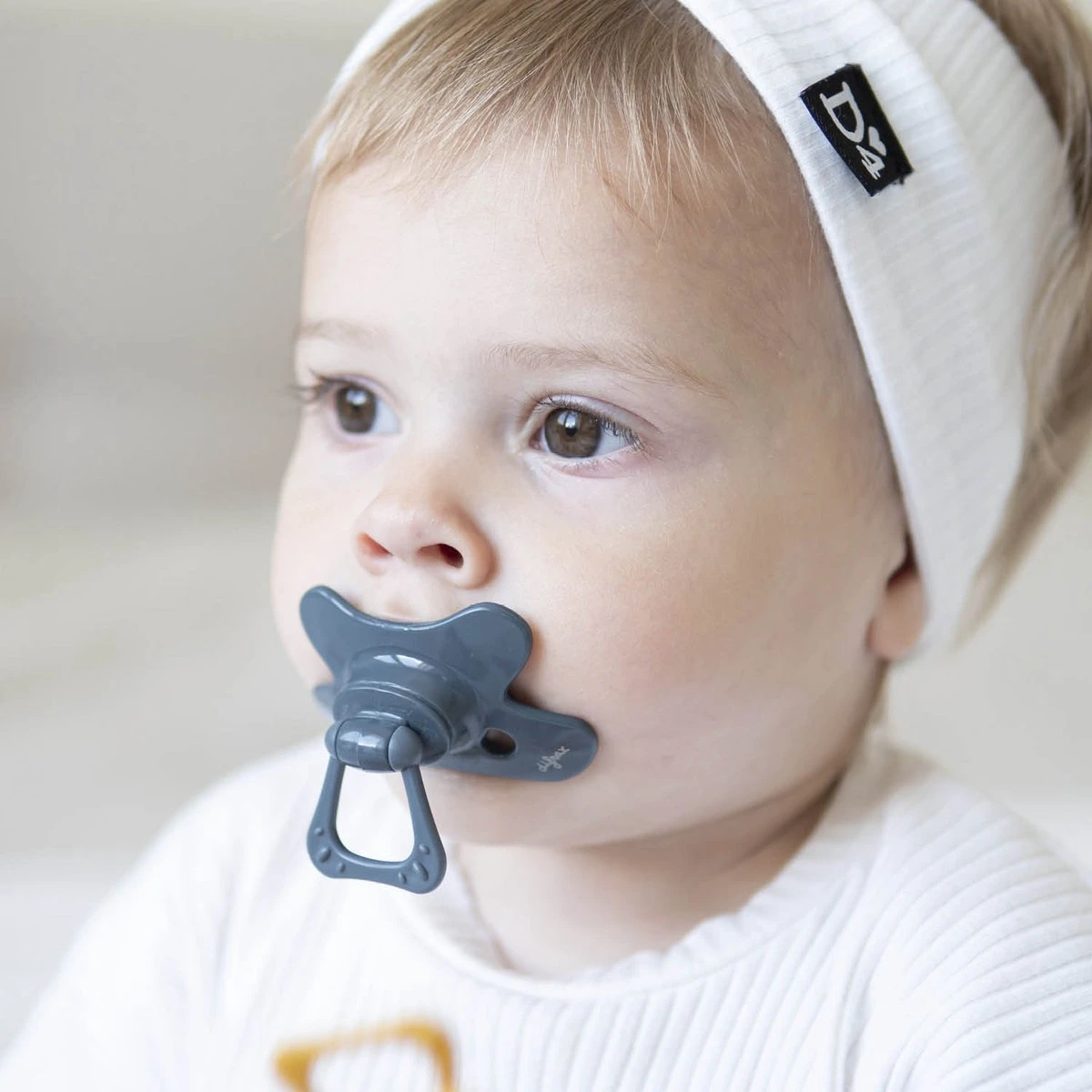 Difrax Fopspeen 18+ Maanden Dental - Donkerblauw/Grijs/Roodbruin/Geel - Orthodontische Speen - 4 Stuks 8 Difrax Fopspeen 18+ Maanden Dental - Donkerblauw/Grijs/Roodbruin/Geel - Orthodontische Speen - 4 Stuks - Afbeelding 6