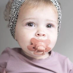 Difrax Fopspeen 18+ Maanden Dental - Donkerblauw/Grijs/Roodbruin/Geel - Orthodontische Speen - 4 Stuks 23 Difrax Fopspeen 18+ Maanden Dental - Donkerblauw/Grijs/Roodbruin/Geel - Orthodontische Speen - 4 Stuks -BIBS Shop 1200x1200 463