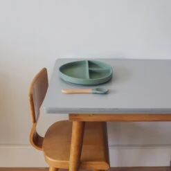 Kids Cultures | Baby Bord Met Zuignap Incl. Lepel | Kinderbord | Baby Bord | Kinderservies | Groen 10 Kids Cultures | Baby Bord Met Zuignap Incl. Lepel | Kinderbord | Baby Bord | Kinderservies | Groen -BIBS Shop 1200x1200 547