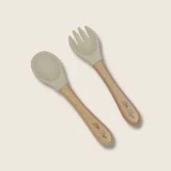 Little Tiger - Babyshower - Kraamcadeau - Kinderservies - Baby Servies - 4 Delig - Baby Bord - Baby Bestek - 100% BPA VRIJ - Kleur Zand -BIBS Shop 1200x1200 573