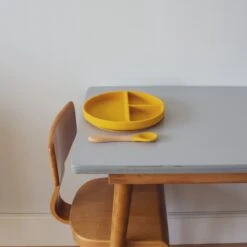 Kids Cultures | Baby Bord Met Zuignap Incl. Lepel | Kinderbord | Baby Bord | Kinderservies | Geel -BIBS Shop 1200x1200 574