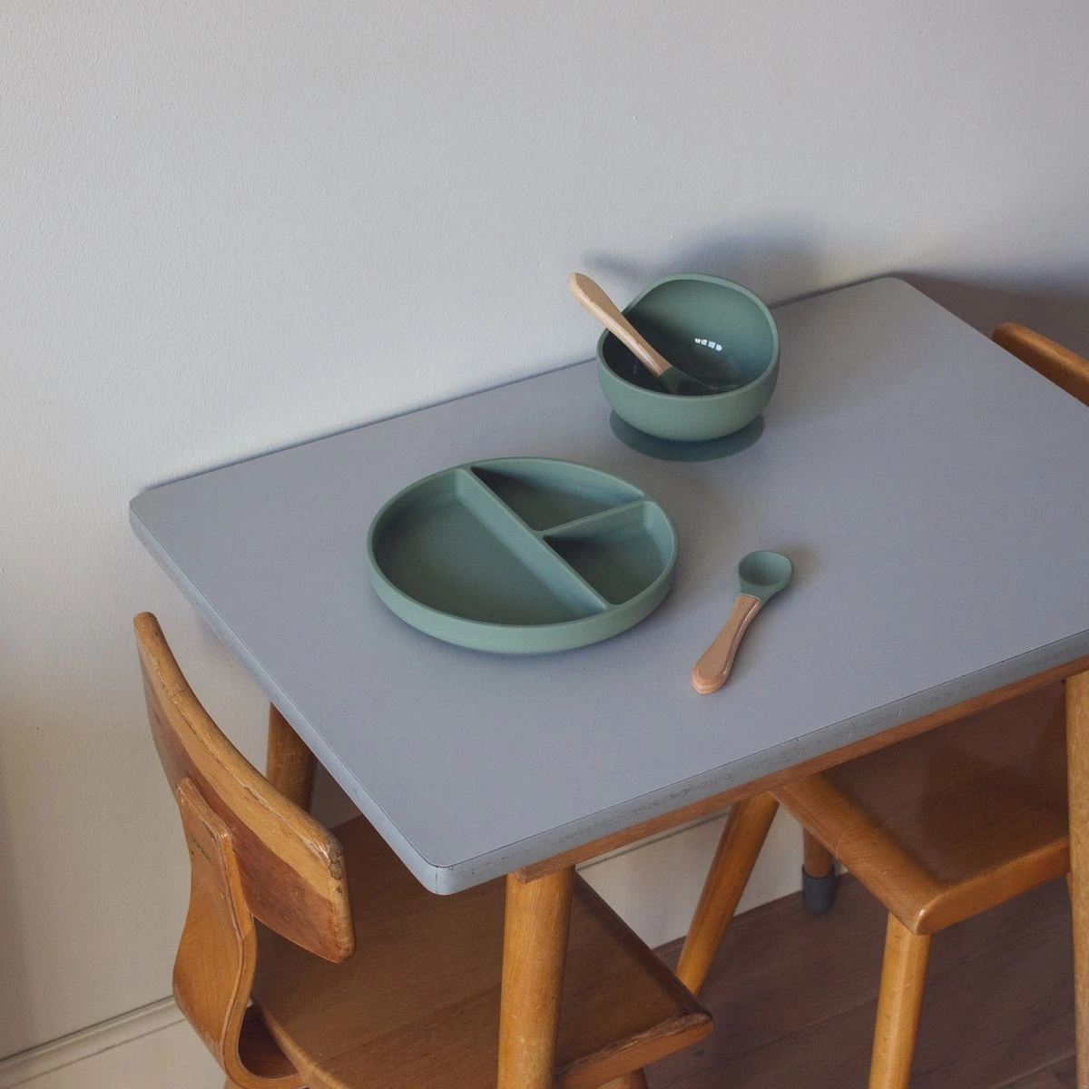 Kids Cultures | Baby Servies | Kinderbord En Kinderkom Met Zuignap Inclusief Lepels | Baby Bord | Groen 6 Kids Cultures | Baby Servies | Kinderbord En Kinderkom Met Zuignap Inclusief Lepels | Baby Bord | Groen - Afbeelding 4