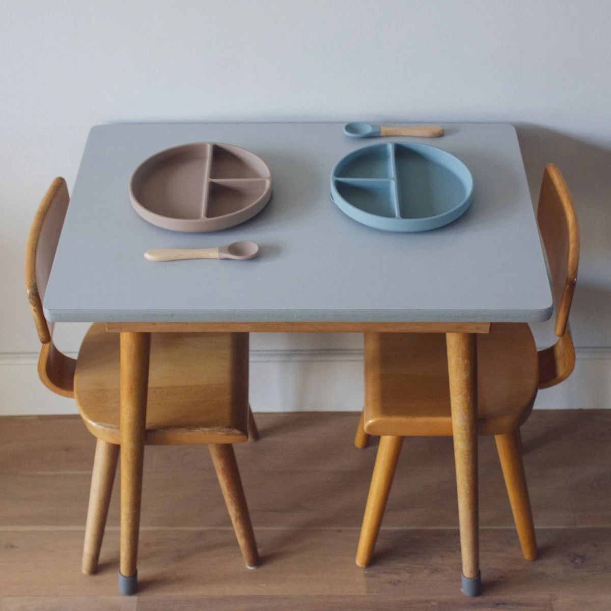 Kids Cultures | Baby Bord Met Zuignap Incl. Lepel | Kinderbord | Baby Bord | Kinderservies | Duo Taupe En Blauw 6 Kids Cultures | Baby Bord Met Zuignap Incl. Lepel | Kinderbord | Baby Bord | Kinderservies | Duo Taupe En Blauw - Afbeelding 4