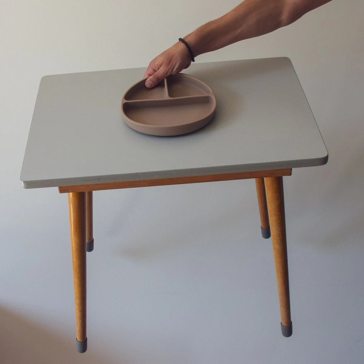 Kids Cultures | Baby Bord Met Zuignap Incl. Lepel | Kinderbord | Baby Bord | Kinderservies | Duo Taupe En Blauw 7 Kids Cultures | Baby Bord Met Zuignap Incl. Lepel | Kinderbord | Baby Bord | Kinderservies | Duo Taupe En Blauw - Afbeelding 5