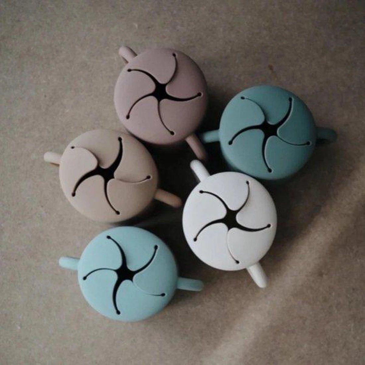 Mushie Siliconen Snack Cup | Shifting Sand | Snack Beker | Kids 5 Mushie Siliconen Snack Cup | Shifting Sand | Snack Beker | Kids - Afbeelding 3