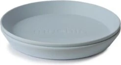 MUSHIE Plates Round Powder Blue 2-pack - MUSHIE Borden - Servies - Kinderseries - Etenstijd - Eten - Baby - Dreumes - Peuter - Kleuter - Plastic Bord - Powder Blue - Blauw