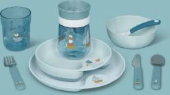 Mepal Mio – Babyservies 3-delig – Bestaat Uit Een Oefenbord, Antilekbeker En Oefenlepel – Sailors Bay – Licht In Gewicht – Kan Tegen Een Stootje -BIBS Shop 1200x675 6