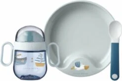 Mepal Mio – Babyservies 3-delig – Bestaat Uit Een Oefenbord, Antilekbeker En Oefenlepel – Sailors Bay – Licht In Gewicht – Kan Tegen Een Stootje -BIBS Shop 1200x797 1