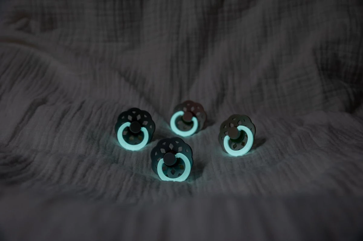 Bibs Boheme Glow In The Dark Sage 6-18 Mnd Fopspeen 220270C 5 Bibs Boheme Glow In The Dark Sage 6-18 Mnd Fopspeen 220270C - Afbeelding 3