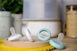 Tommee Tippee Borstachtige Fopspeen - Op Huid Lijkende Textuur - Symmetrisch Orthodontisch Ontwerp - BPA-vrij - 0-6 Maanden - Verpakt Per 2 Fopspenen -BIBS Shop 1200x800 133