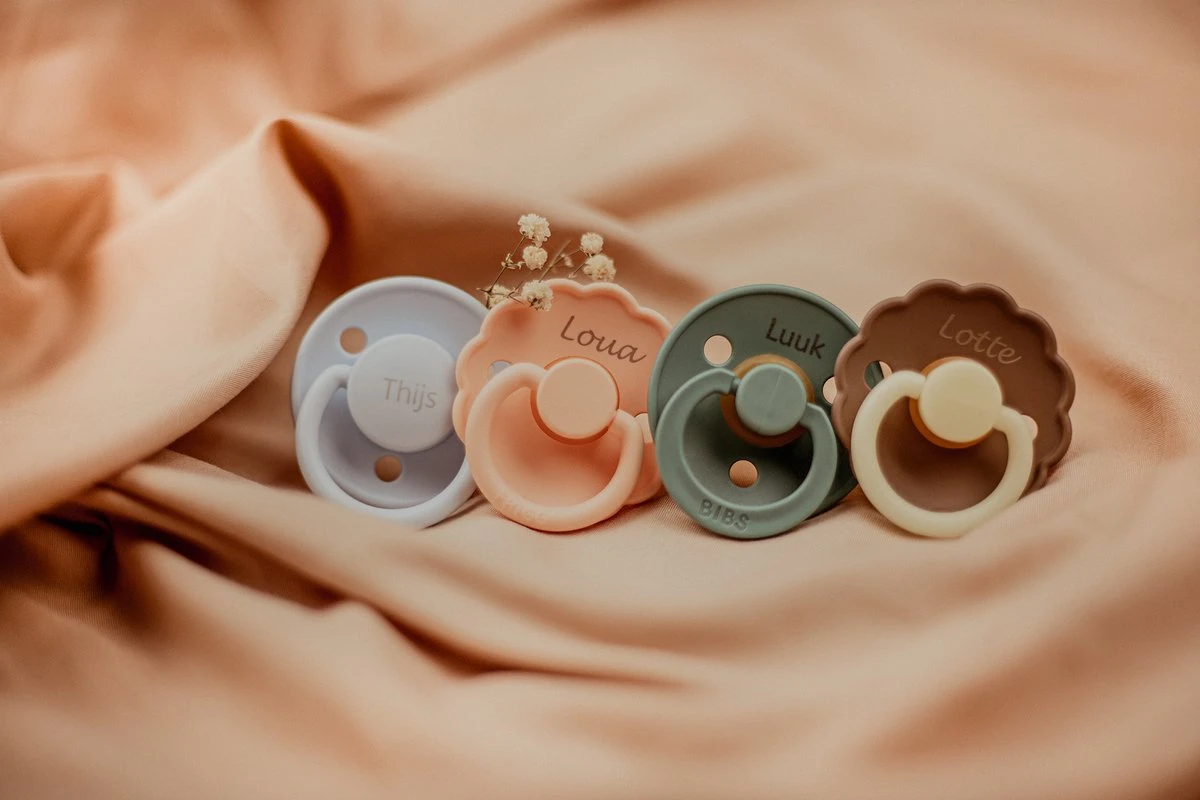 BIBS Fopspenen Met Naam | T2 | Glow Black, Black, Sand | 6-18 Maanden | Spenen | Speen | Fopspeen | BolleToet Speenzakje 5 BIBS Fopspenen Met Naam | T2 | Glow Black, Black, Sand | 6-18 Maanden | Spenen | Speen | Fopspeen | BolleToet Speenzakje - Afbeelding 3