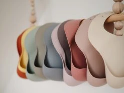 Mushie Siliconen Baby Slabber Met Opvangbakje - Woodchuck -BIBS Shop 1200x900 50