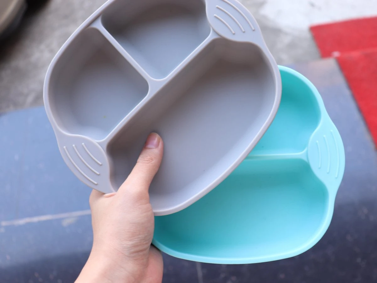 Handig Siliconen Bordje Met Vakjes En Zuignap | Kinderservies |Babybordje | Kinderbordje | Kleur Groen | BPA En PVC Vrij Bord 4 Handig Siliconen Bordje Met Vakjes En Zuignap | Kinderservies |Babybordje | Kinderbordje | Kleur Groen | BPA En PVC Vrij Bord - Afbeelding 2