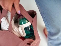 Mepal Mio – Antilekbeker 200 Ml – Gegarandeerd Lekvrij – Deep Pink – Kan Tegen Een Stootje – Drinkbeker Voor Kinderen – Oefenbeker -BIBS Shop 1200x907 2