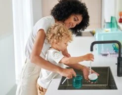 Mepal Mio – Rietjesbeker 300 Ml – Gegarandeerd Lekvrij – Deep Blue – Ideaal Voor Onderweg – Drinkbeker Kinderen -BIBS Shop 1200x936 1