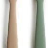 Siliconen Babylepel - Mushie - BPA Vrij - Set 2 - Tijm & Naturel Beige 1 Siliconen Babylepel - Mushie - BPA Vrij - Set 2 - Tijm & Naturel Beige -BIBS Shop 596x1200