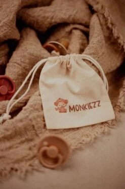 BIBS Boheme Fopspeen Set | Maat 2 6-18 Maanden | Set 3 Stuks + MONKIEZZ® Speenzakje | Blush, Peach, Woodchuck -BIBS Shop 797x1200 1