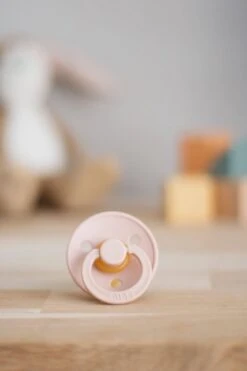 BIBS Fopspeen - Maat 2 (6-18 Maanden) - 4 Stuks - Black, Smoke, Sage En Dark Oak 13 BIBS Fopspeen - Maat 2 (6-18 Maanden) - 4 Stuks - Black, Smoke, Sage En Dark Oak -BIBS Shop 799x1200 15