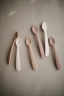 Siliconen Babylepel - Mushie - BPA Vrij - Set 2 - Zand & Cambridge Blauw -BIBS Shop 799x1200 5