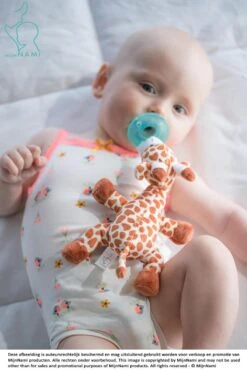 MijnNami Speenknuffel Giraffe - Zonder Speen - Speentjes Afneembaar - Eco-vriendelijk - BPA Vrij - Speen Knuffel -BIBS Shop 800x1200 64