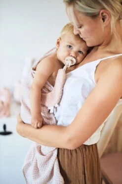 Jollein Speendoekje Moon - Pale Pink 25 Jollein Speendoekje Moon - Pale Pink -BIBS Shop 800x1200 84