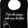 Net Als Papa Ook Aan De Fles Slabbetje - Zwart - Kraamcadeau - Babyshower Cadeau - Kerst - Gender Reveal - Sinterklaas - Zwanger - Geboorte - Slabber Met Drukknop 2 Net Als Papa Ook Aan De Fles Slabbetje - Zwart - Kraamcadeau - Babyshower Cadeau - Kerst - Gender Reveal - Sinterklaas - Zwanger - Geboorte - Slabber Met Drukknop -BIBS Shop 856x1200 1