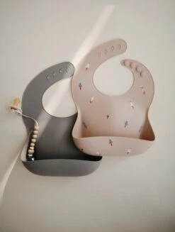 Mushie Siliconen Baby Slabbetje Met Opvangbakje | Rocket | BPA Ftalaatvrij| Afwasbaar -BIBS Shop 907x1200